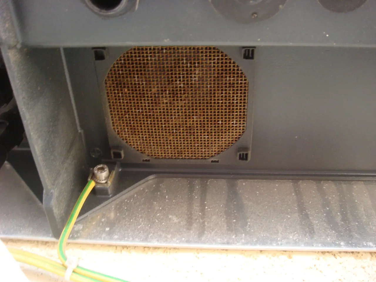 Σίτα ανεμιστήρα inverter φραγμένη από σκόνη και υπολείμματα
